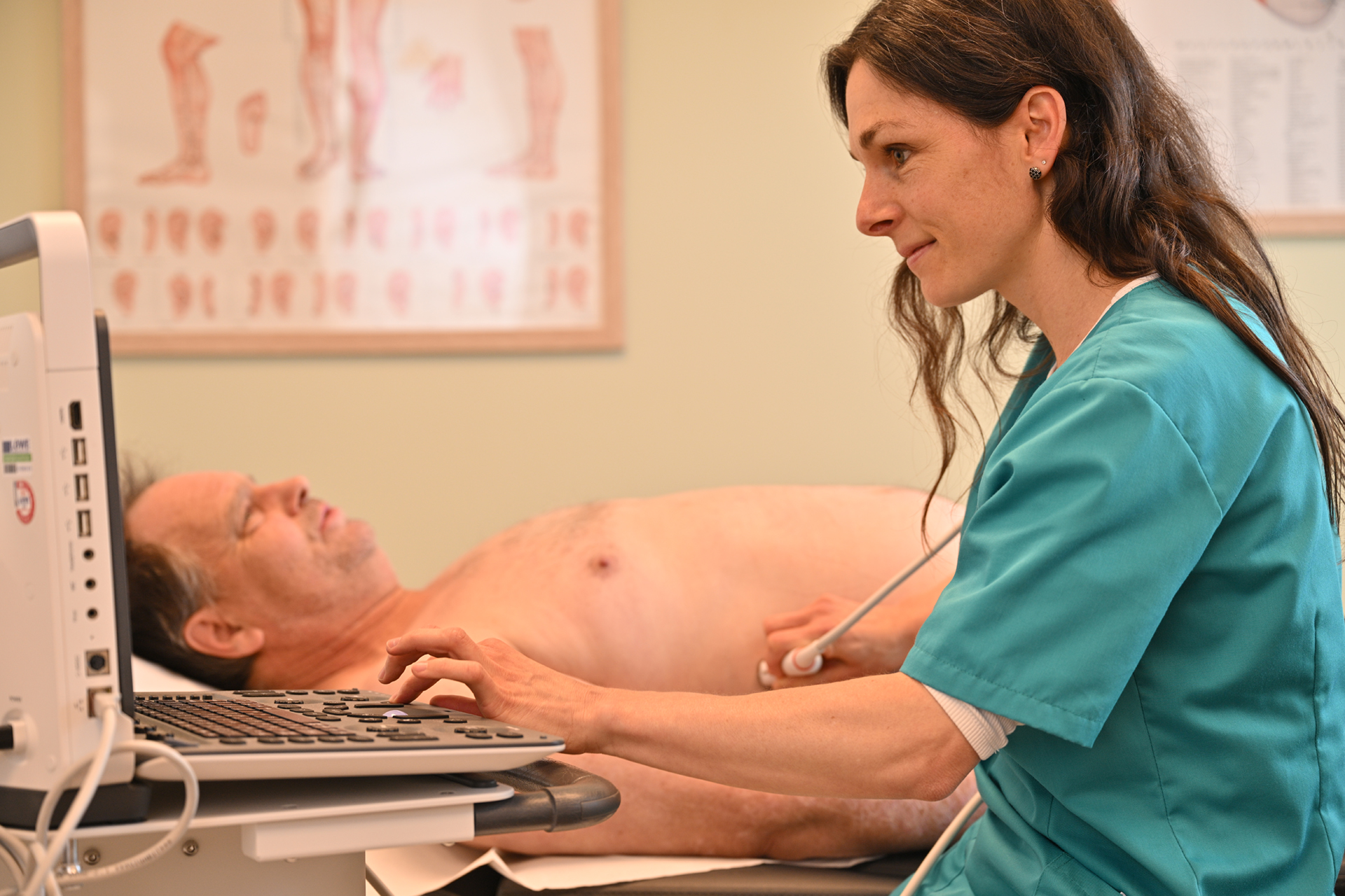 Dr. Pommer Sabine Ultraschall Arzt macht Ultraschall der Bauchorgane und Schilddrüse